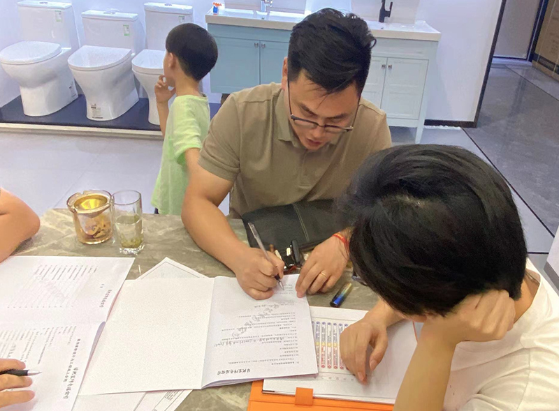 總經(jīng)理和客戶簽約成功